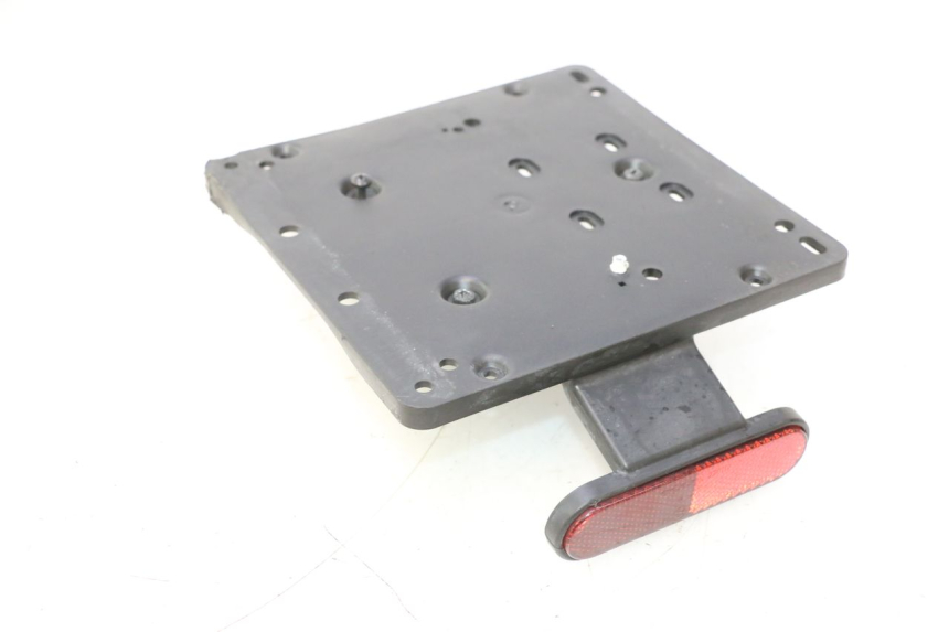 photo de UCHWYT TABLICY REJESTRACYJNEJ PIAGGIO MP3 HPE 530 (2022 - 2026) - Zbliżenie techniczne