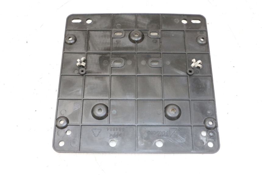 photo de UCHWYT TABLICY REJESTRACYJNEJ PIAGGIO MP3 LT 400 (2007 - 2012) - Szczegół części