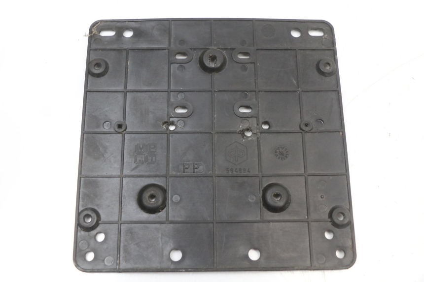 photo de UCHWYT TABLICY REJESTRACYJNEJ PIAGGIO XEVO - X EVO 125 (2007 - 2017) - Szczegół części