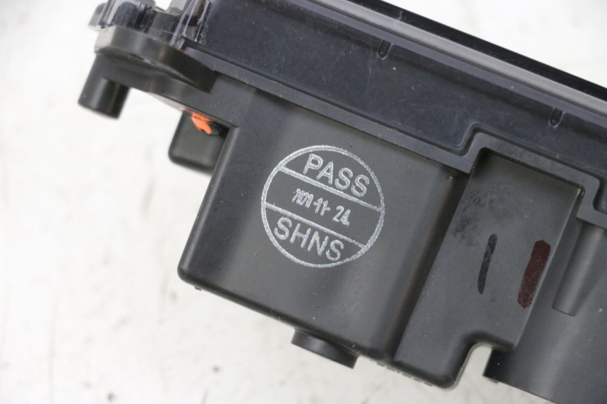 photo de ZESTAW WSKAŹNIKÓW PIAGGIO MP3 HPE 300 (2019 - 2026) - Zbliżenie techniczne