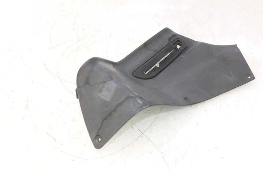 photo de PRAWA WEWNĘTRZNA ZASŁONA GILERA GP 800 (2007 - 2013) - Zbliżenie techniczne