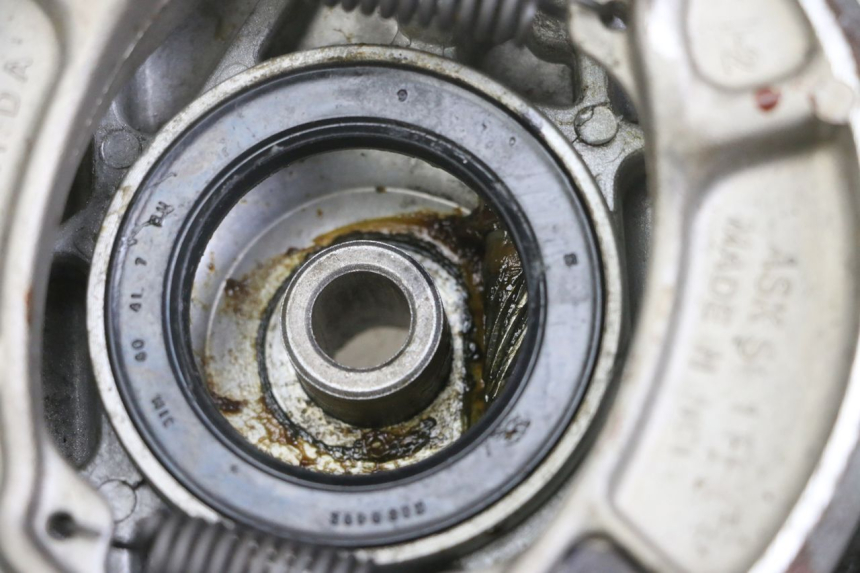 photo de BĘBEN PRZEDNI HONDA SCV LEAD 100 (2003 - 2007) - Widok z bliska