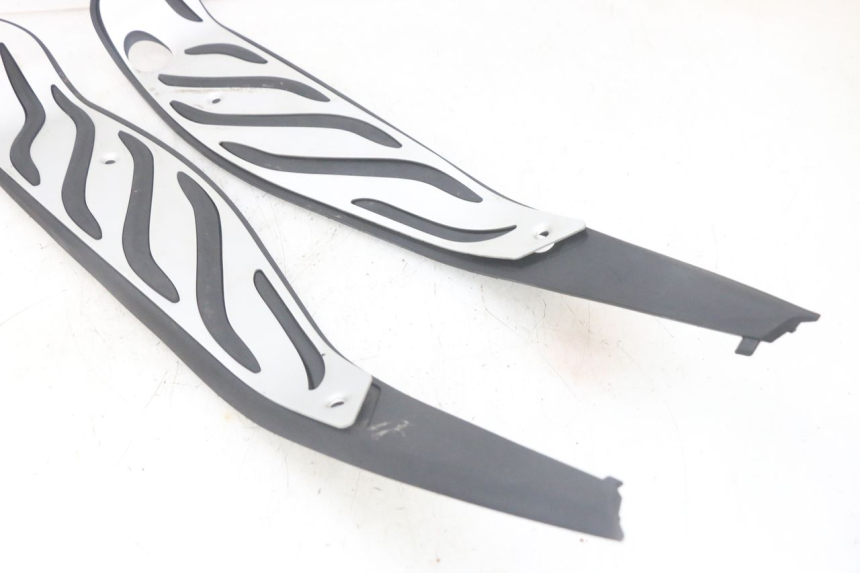 photo de MATA PODNÓŻKA PIAGGIO MP3 HPE 300 (2019 - 2026) - Widok z bliska