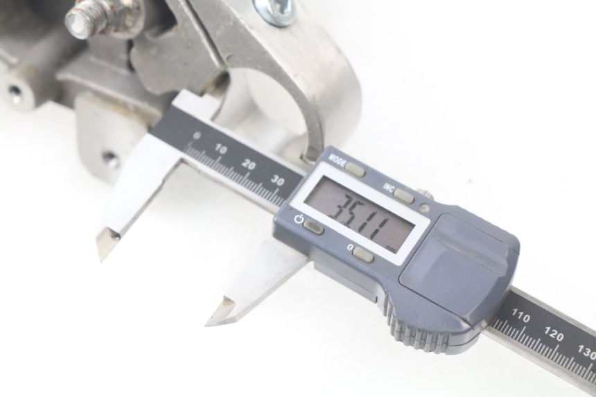 photo de Górna obejma widelca HYOSUNG AQUILA GV 125 (2009 - 2016) - Zoom stanu zużycia