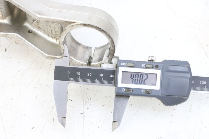 photo de Górna obejma widelca SUZUKI BURGMAN 650 (2013 - 2020) - Zoom stanu zużycia