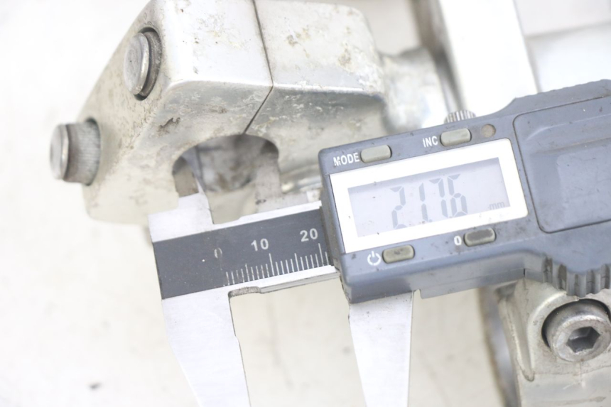 photo de Górna obejma widelca HONDA CA REBEL 125 (1995 - 2001) - Szczegół części