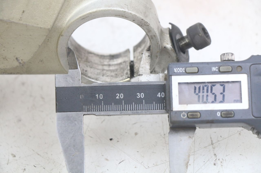 photo de Górna obejma widelca HONDA CBR F SC25 1000 (1989 - 1992) - Szczegół części