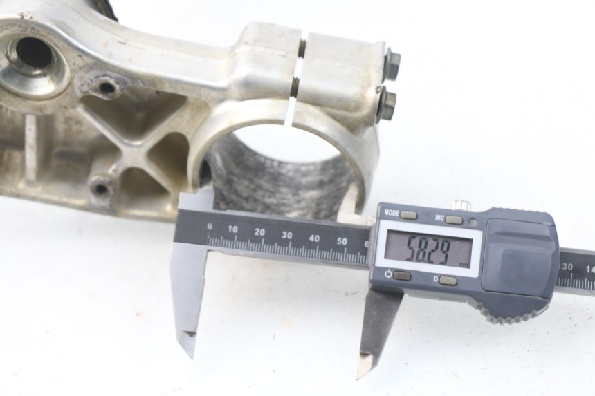 photo de Górna obejma widelca HONDA CRF CR-F 450 (2005 - 2008) - Szczegół części