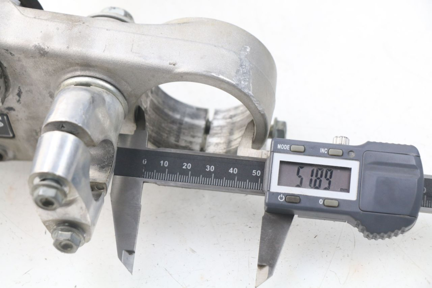 photo de Górna obejma widelca HONDA CRF CR-F 450 (2005 - 2008) - Inny kąt widzenia