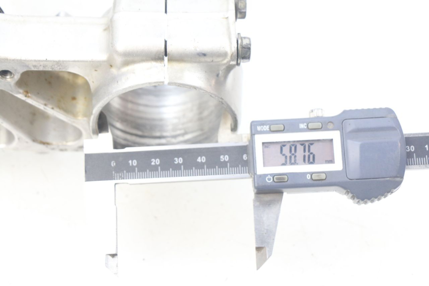 photo de Górna obejma widelca HONDA CRF 250 (2016 - 2017) - Zoom stanu zużycia