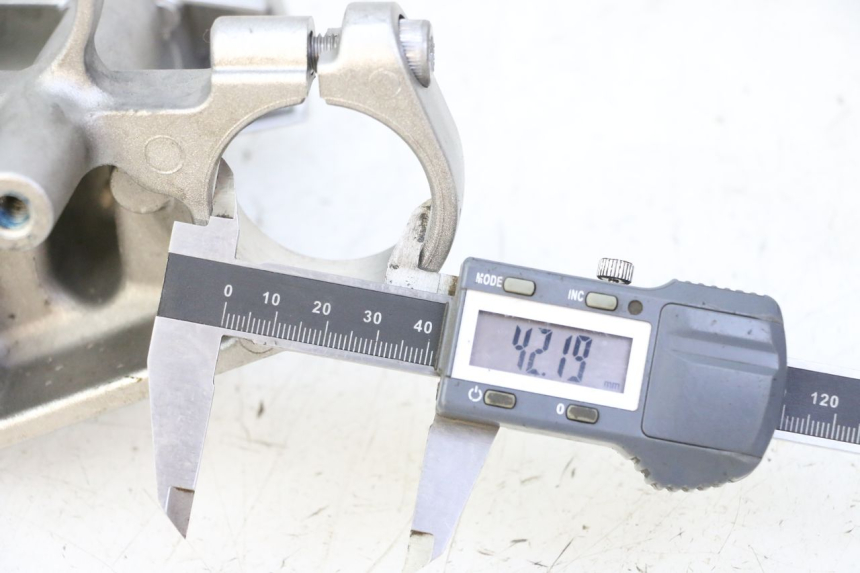 photo de Górna obejma widelca YAMAHA FZ6 FAZER S2 600 (2007 - 2011) - Szczegół części