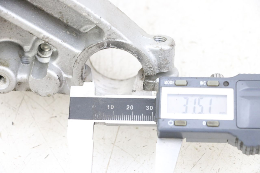 photo de Górna obejma widelca HYOSUNG GF 125 (2001 - 2005) - Zoom stanu zużycia