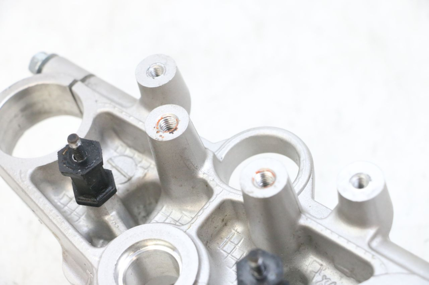 photo de Górna głowica widelca SUZUKI GSF N BANDIT 600 (1996 - 1999) - Inny kąt widzenia