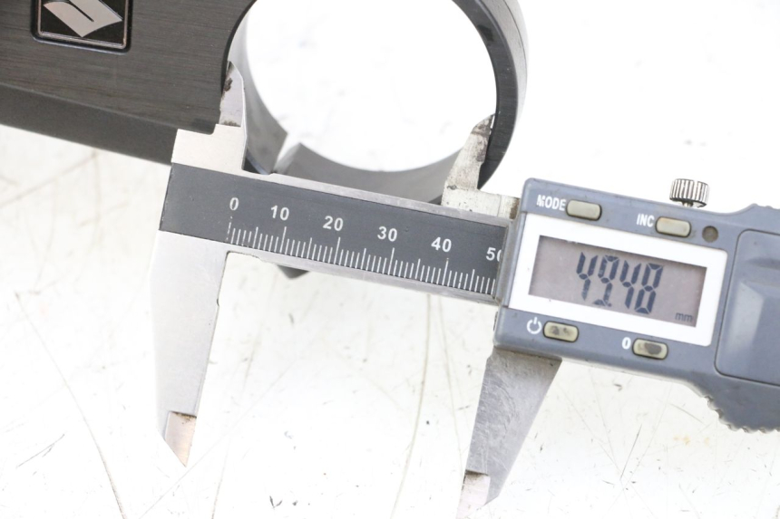 photo de Górna obejma widelca SUZUKI GSXR GSX-R 1000 (2003 - 2004) - Szczegół części