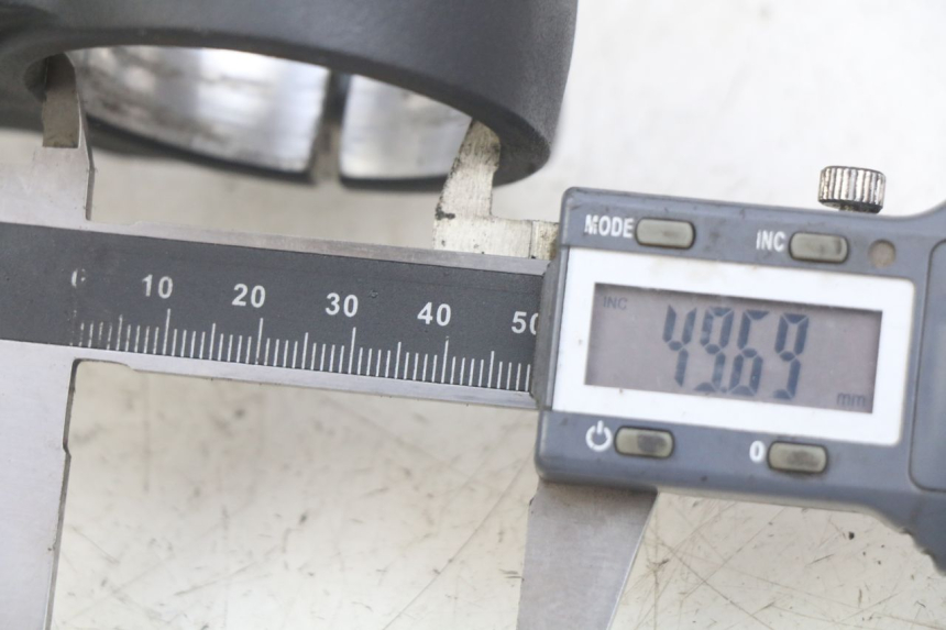 photo de Górna obejma widelca YAMAHA MT ABS 125 (2014 - 2018) - Zoom stanu zużycia