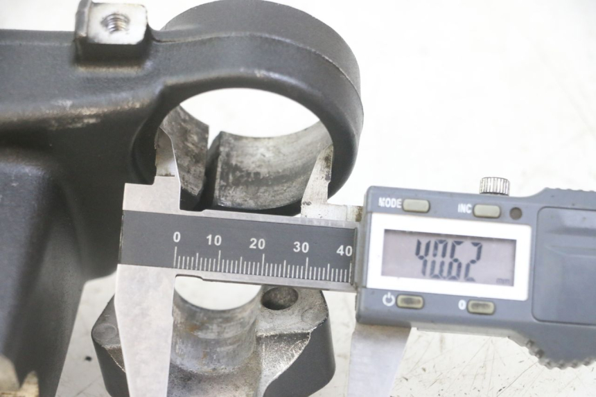 photo de Górna obejma widelca HONDA NTV DEAUVILLE ABS 700 (2007 - 2016) - Szczegół części