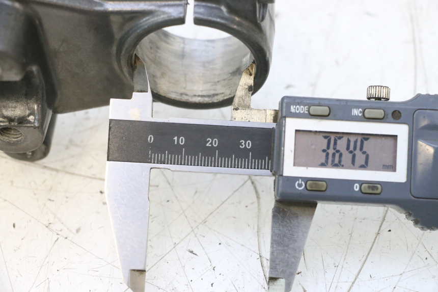 photo de Górna głowica widelca DERBI SENDA SM DRD 50 (2008 - 2013) - Punkty mocowania