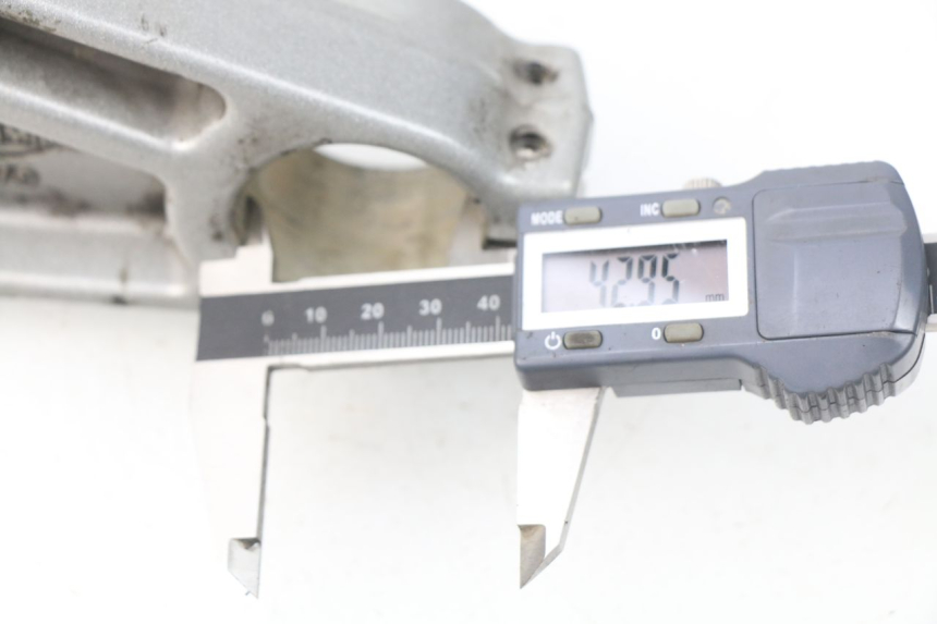 photo de Górna obejma widelca TRIUMPH SPRINT ST ABS 1050 (2005 - 2007) - Zbliżenie techniczne