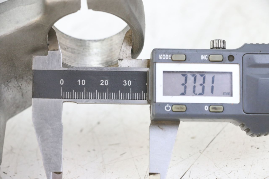 photo de Górna obejma widelca YAMAHA TDR DELTABOX 125 (1997 - 2003) - Zoom stanu zużycia