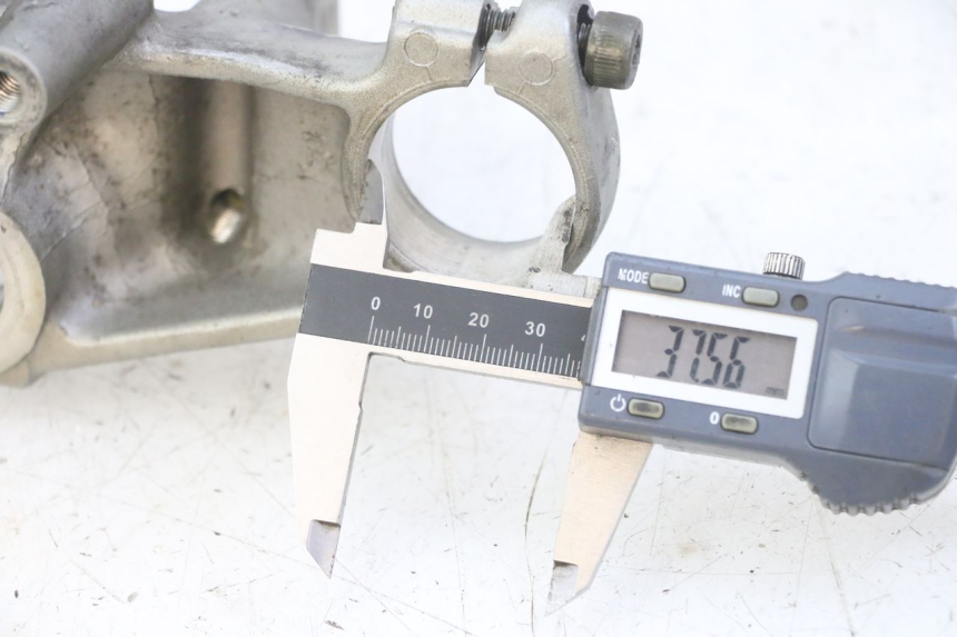 photo de Górna obejma widelca YAMAHA TDR DELTABOX 125 (1997 - 2003) - Inny kąt widzenia