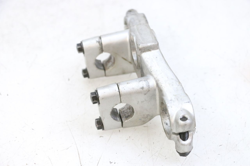 photo de Górna obejma widelca YAMAHA TTR 125 (2000 - 2020) - Inny kąt widzenia