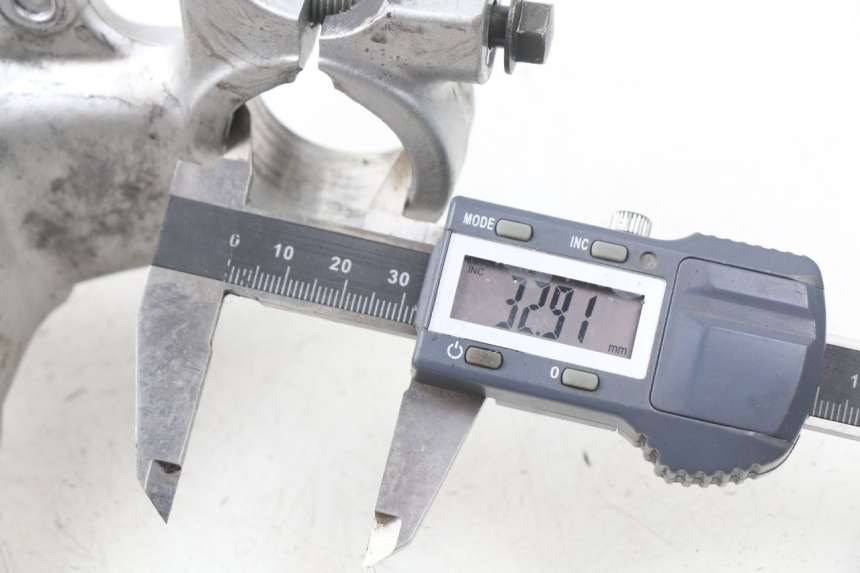 photo de Górna obejma widelca YAMAHA TW 125 (1998 - 2002) - Szczegół części