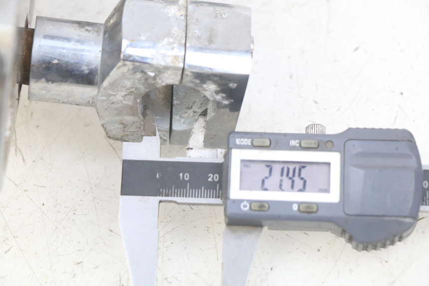 photo de Górna obejma widelca DAELIM VL DAYSTAR 125 (2000 - 2011) - Zoom stanu zużycia