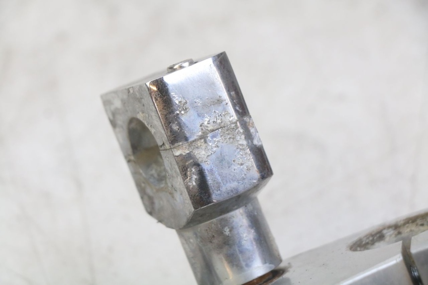 photo de Górna obejma widelca DAELIM VL DAYSTAR 125 (2000 - 2011) - Inny kąt widzenia