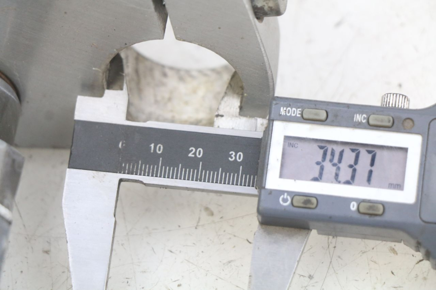 photo de Górna obejma widelca DAELIM VL DAYSTAR 125 (2000 - 2011) - Zbliżenie techniczne