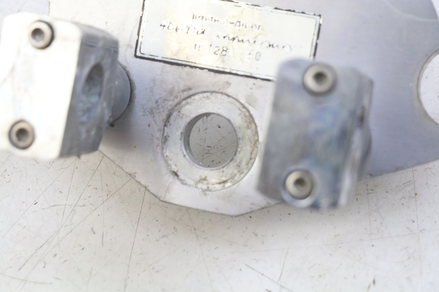 photo de Górna obejma widelca DAELIM VL DAYSTAR 125 (2000 - 2011) - Widok ogólny