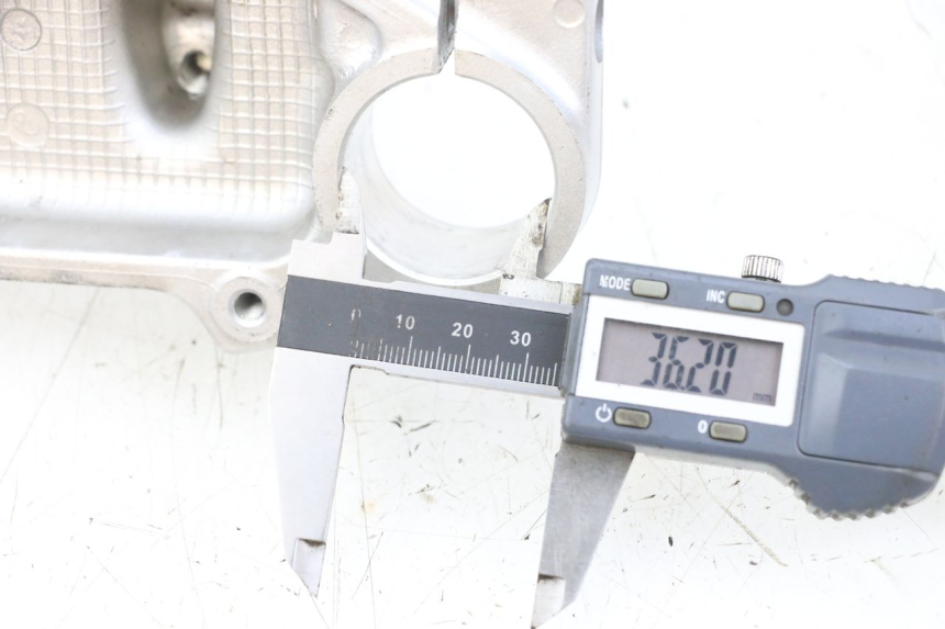 photo de Górna obejma widelca SUZUKI VL INTRUDER 125 (2004 - 2007) - Szczegół części