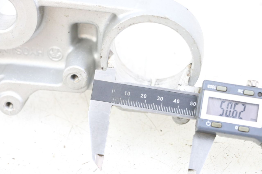 photo de Górna obejma widelca HYOSUNG XRX 125 (2000 - 2008) - Szczegół części