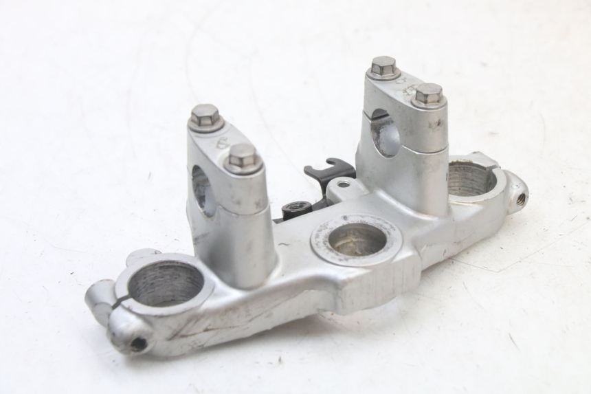 photo de Górna obejma widelca YAMAHA TTR 125 (2000 - 2020) - Inny kąt widzenia