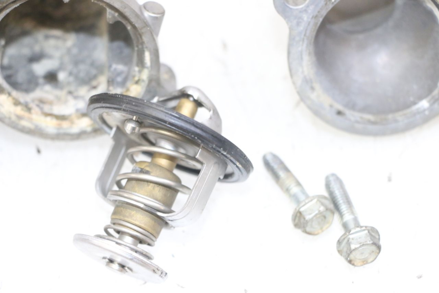 photo de TERMOSTAT HONDA CB R 1000 (2018 - 2023) - Stan powierzchni