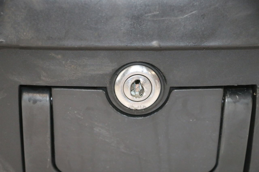photo de TOP CASE PEUGEOT KISBEE 4T 50 (2023 - 2026) - Zoom jakości