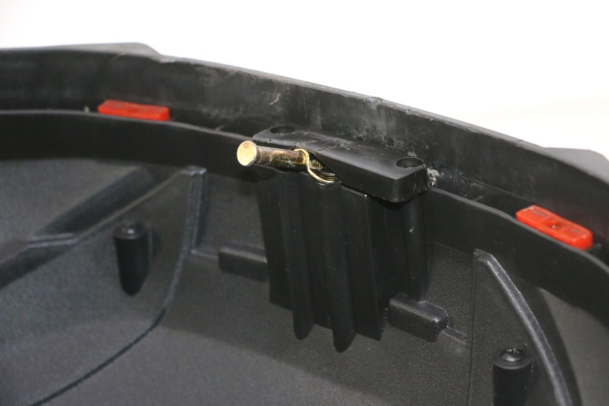 photo de TOP CASE PEUGEOT KISBEE 4T 50 (2023 - 2026) - Zoom stanu zużycia