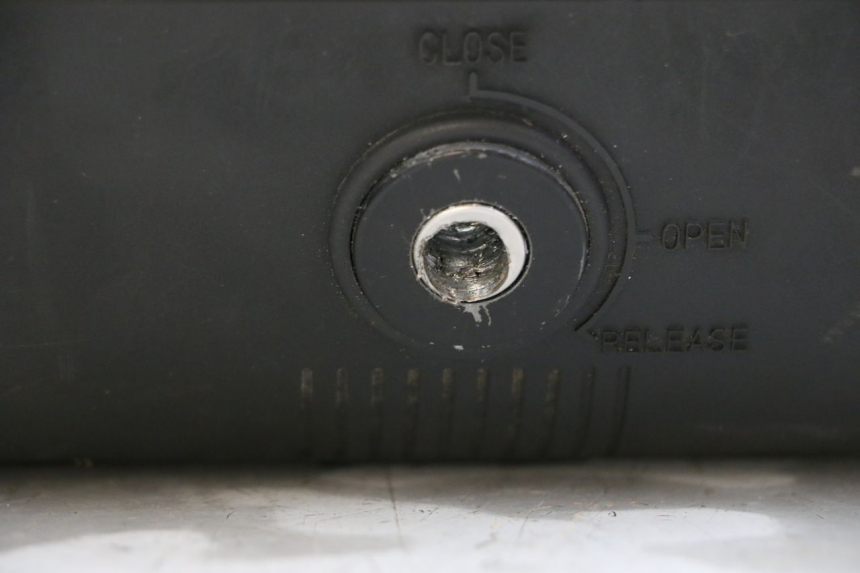 photo de KUFER TYŁ PIAGGIO MP3 HPE 350 (2018 - 2020) - Stan powierzchni