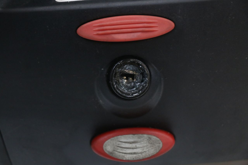 photo de KUFER TYŁ KYMCO SUPER 8 125 (2008 - 2015) - Zbliżenie komponentów