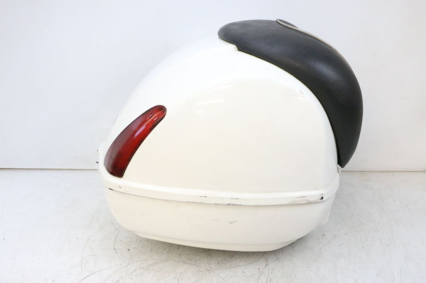 photo de KUFER TYŁ PIAGGIO VESPA GTS SUPER IE 125 (2009 - 2016) - Struktura - zbliżenie