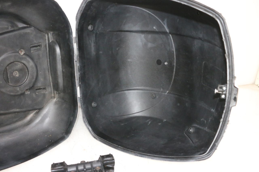photo de KUFER TYŁ PIAGGIO VESPA GTS SUPER IE 125 (2009 - 2016) - Zoom stanu zużycia