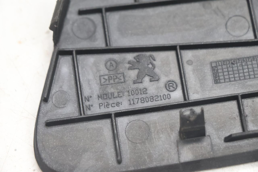 photo de PRAWY OTWÓR INSPEKCYJNY PEUGEOT SATELIS 125 (2013 - 2018) - Zbliżenie techniczne