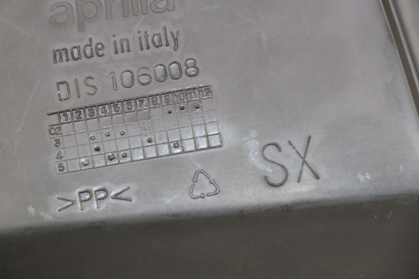 photo de KLAPKA INSPEKCYJNA LEWA APRILIA ATLANTIC 125 (2003 - 2009) - Szczegół części