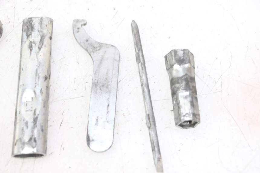 photo de ZESTAW NARZĘDZI HONDA CBF 125 (2009 - 2015) - Zbliżenie komponentów