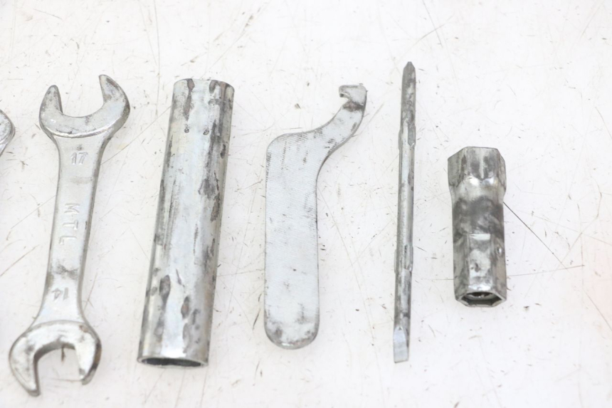 photo de ZESTAW NARZĘDZI HONDA CBF 125 (2009 - 2015) - Inny kąt widzenia