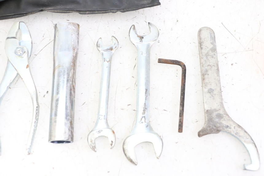 photo de ZESTAW NARZĘDZI SUZUKI GSR 750 (2011 - 2017) - Punkty mocowania