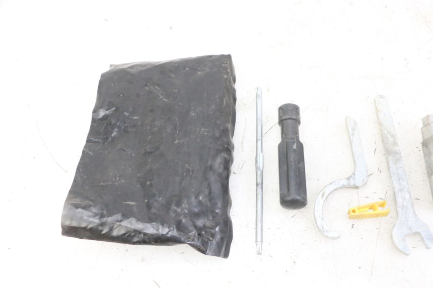 photo de ZESTAW NARZĘDZI PIAGGIO MP3 LT 300 (2010 - 2016) - Szczegół części