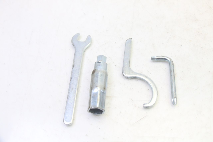 photo de ZESTAW NARZĘDZI PIAGGIO MP3 RL 250 (2006 - 2010) - Szczegół części