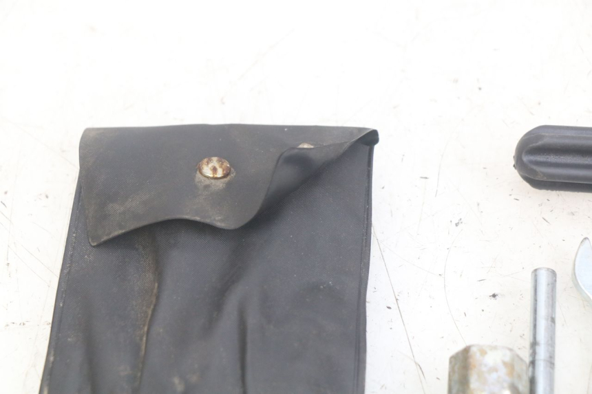 photo de ZESTAW NARZĘDZI YAMAHA XMAX X-MAX 125 (2006 - 2009) - Zbliżenie techniczne