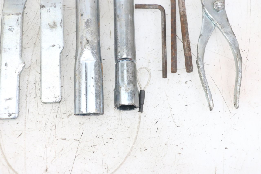 photo de ZESTAW NARZĘDZI YAMAHA XJ6 ABS 600 (2008 - 2016) - Inny kąt widzenia