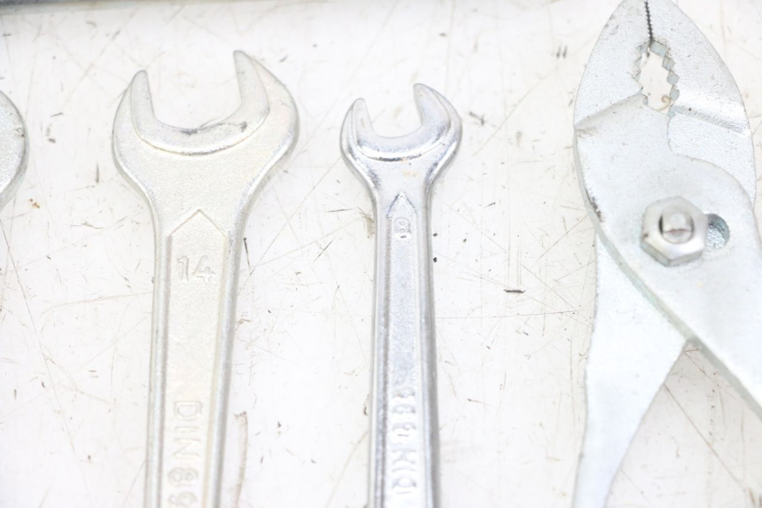 photo de ZESTAW NARZĘDZI HONDA XLV VARADERO 125 (2000 - 2006) - Widok produktu